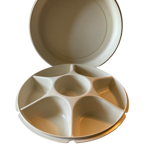 Tupperware Tray with Lid Fruits Vegetables Appetizers Candy Snacks - Picture 1 of 4